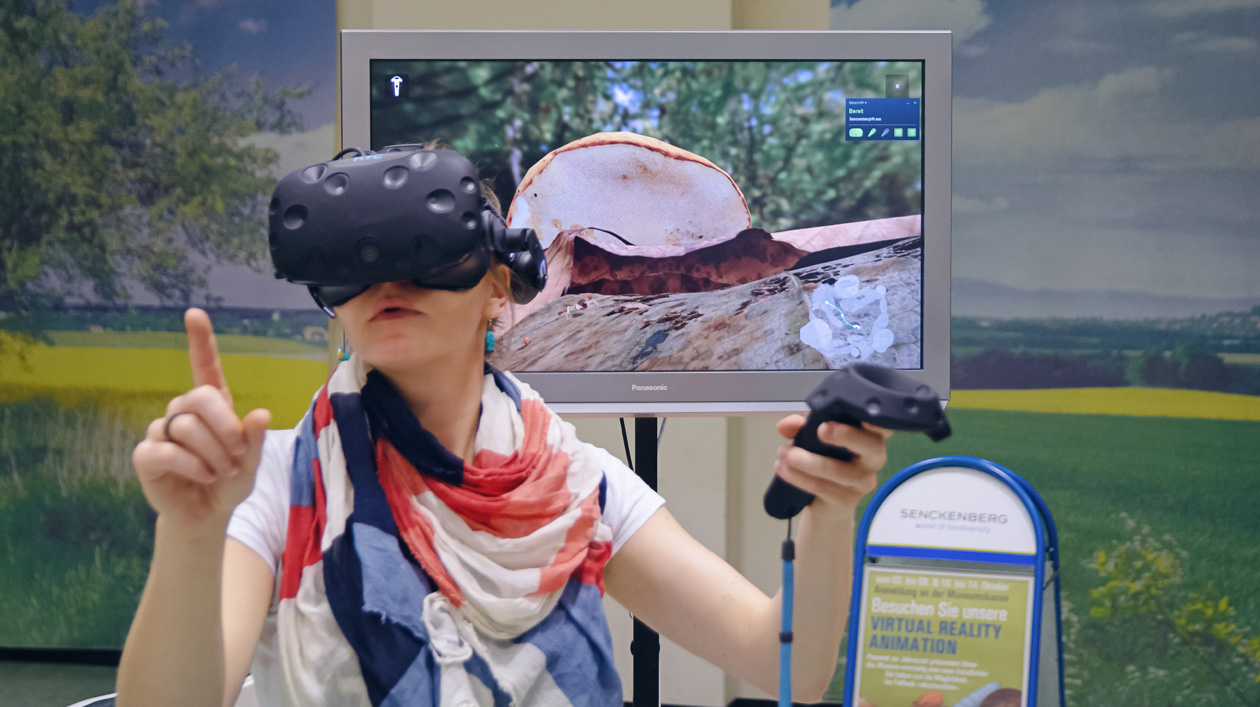 Das Senckenberg Museum für Naturkunde Görlitz ermöglicht Besucher*innen mit der modularen Virtual Reality-Anwendung „Abenteuer Bodenleben“ die verborgene Welt der Bodenlebewesen „hautnah“ zu erkunden © Anke U. Neumeister Das Senckenberg Museum für Naturkunde Görlitz ermöglicht Besucher*innen mit der modularen Virtual Reality-Anwendung „Abenteuer Bodenleben“ die verborgene Welt der Bodenlebewesen „hautnah“ zu erkunden