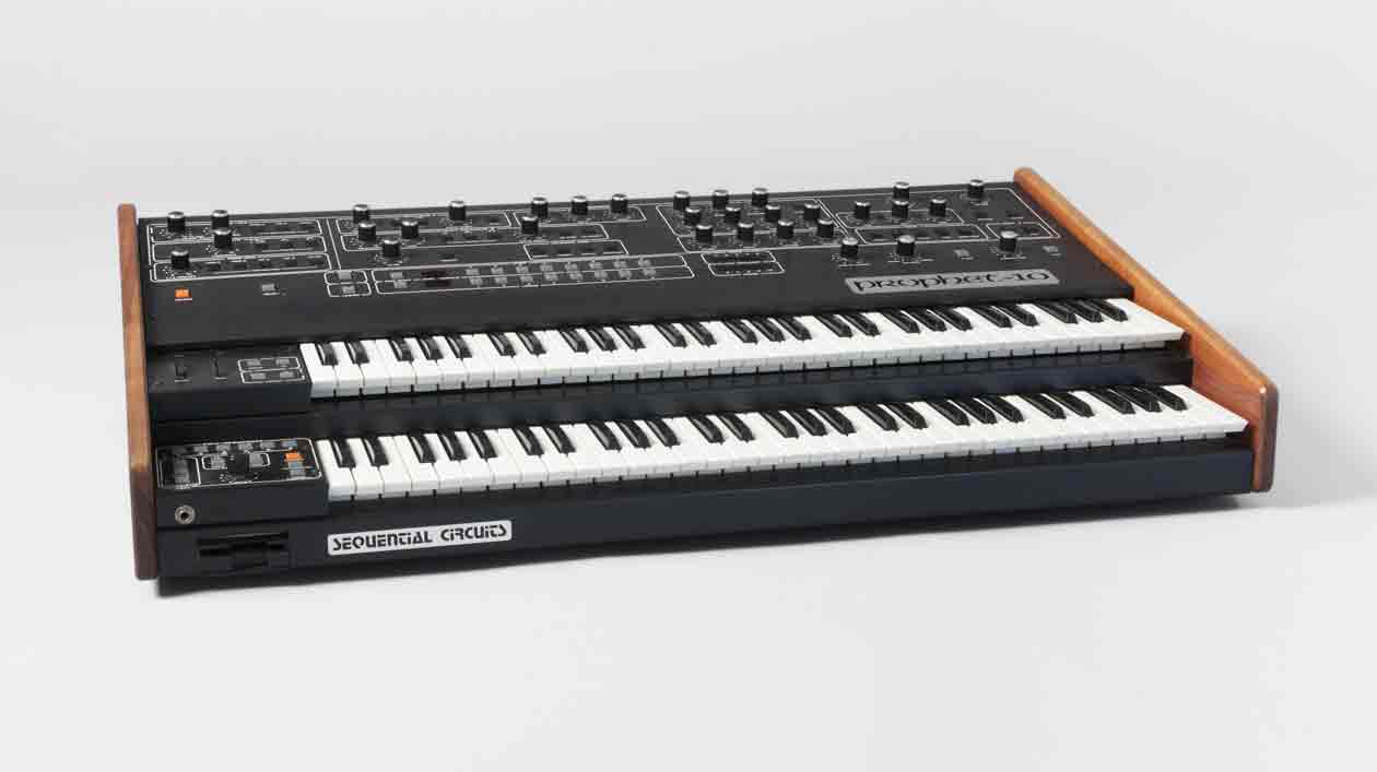 Prophet-10 von Sequential Circuits, San José CA, 1980 Klaviaturumfang C-c4, 2 Manuale, Drehregler. 10-stimmig polyphon spielbar mit 20 analogen Schwingungsgeneratoren Prophet-10 von Sequential Circuits, San José CA, 1980 Klaviaturumfang C-c4, 2 Manuale, Drehregler. 10-stimmig polyphon spielbar mit 20 analogen Schwingungsgeneratoren