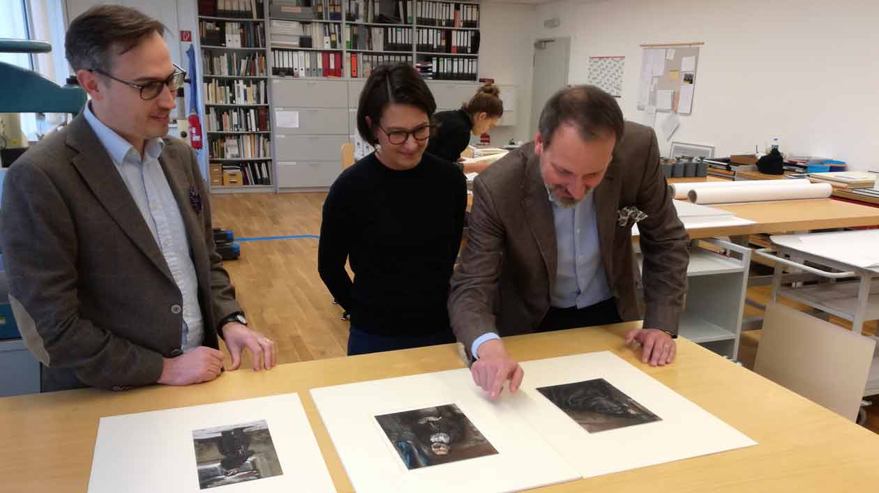 Übergabe der rückgewonnenen Menzel-Zeichnungen: Georg Dietz und Anna Pfäfflin vom Kupferstichkabinett mit Kunstvermittler Sascha Tyrra in der Restaurierungswerkstatt