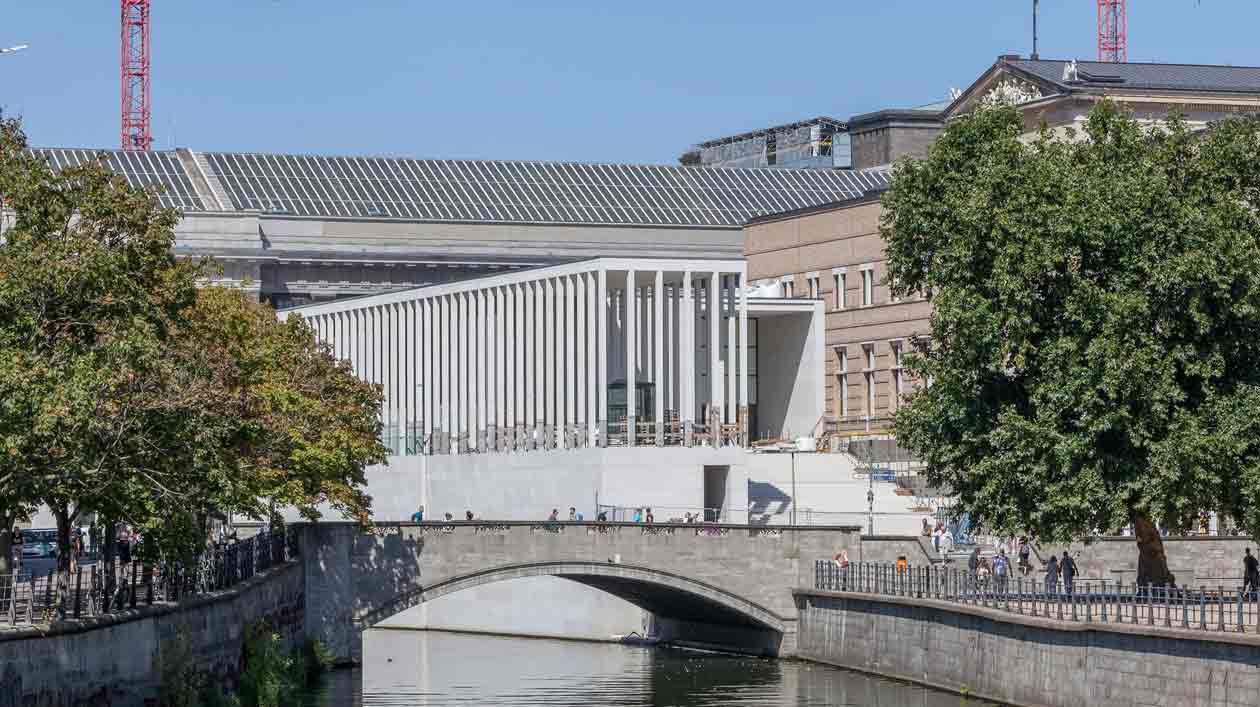 Die James-Simon-Galerie ist das neue Empfangsgebäude der Museumsinsel Die James-Simon-Galerie ist das neue Empfangsgebäude der Museumsinsel