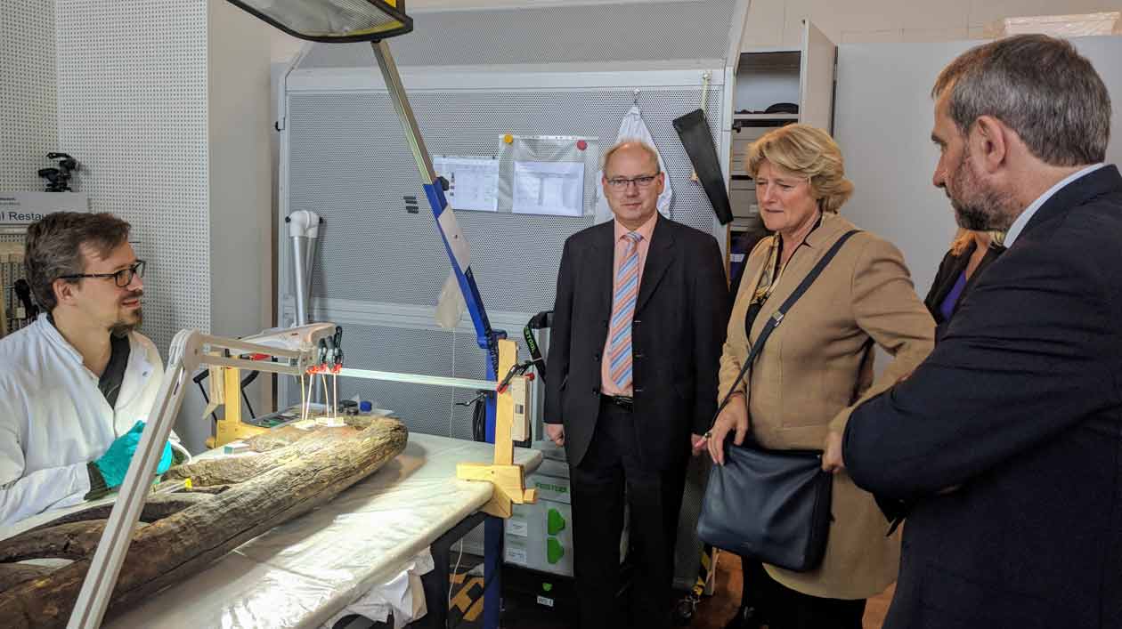 Besuch der Kulturstaatsministerin Grütters in den Depots in Dahlem Besuch der Kulturstaatsministerin Grütters in den Depots in Dahlem