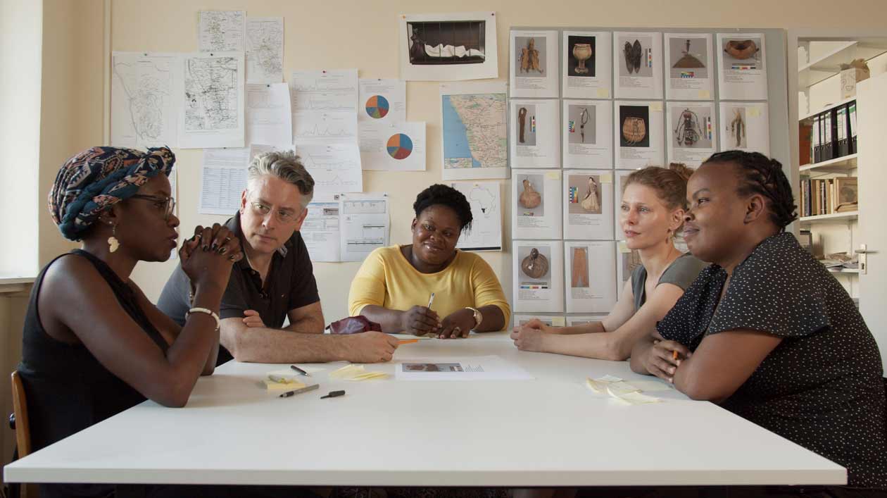 Ndapewoshali Ashipala, Jonathan Fine, Hertha Bukassa, Julia Binter und Golda Ha-Eiros diskutieren die Bedeutung eines Parfum-Flacons Filmstill aus Tracing Namibian-German Collaborations at the Ethnologisches Museum Berlin (AT)