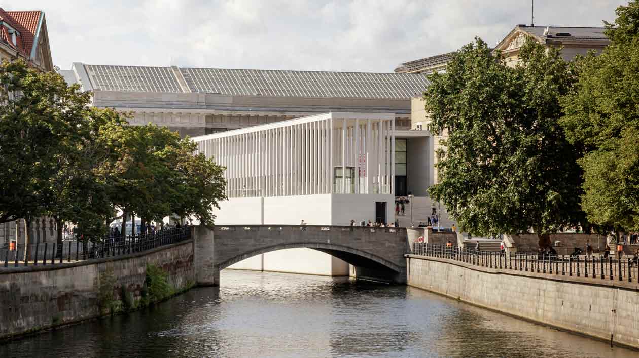 James-Simon-Galerie, Blick von der Schlossbrücke Ansicht der James-Simon-Galerie
