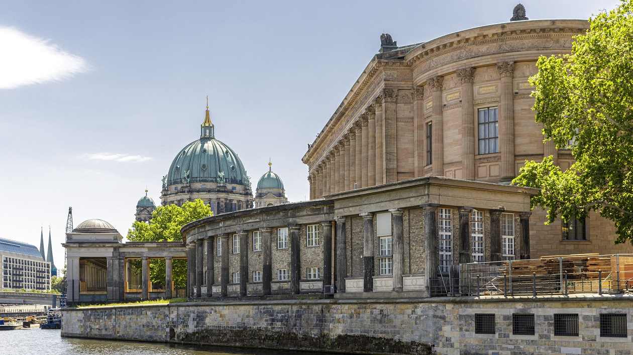 Der nördliche Teil des Kolonnadenhofs auf der Museumsinsel Berlin wird in seinen ursprünglichen Zustand zurückversetzt und von späteren Einbauten befreit. Kolonnadengang auf der Museumsinsel Berlin