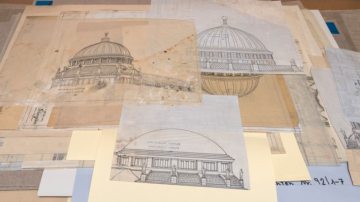 Kaiser-Wilhelm-Gedächtniskirche. Querschnitt. Detailaufnahme (Zeichenshirting mit Schimmelbefall nach Wasserschaden) Beschädigte Architekturzeichnungen