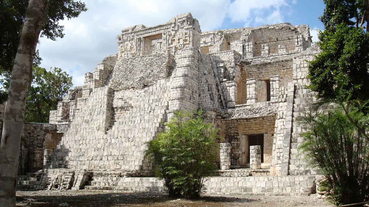 Palast Santa Rosa Xtampak Ein steinerner Mayatempel im Dschungel