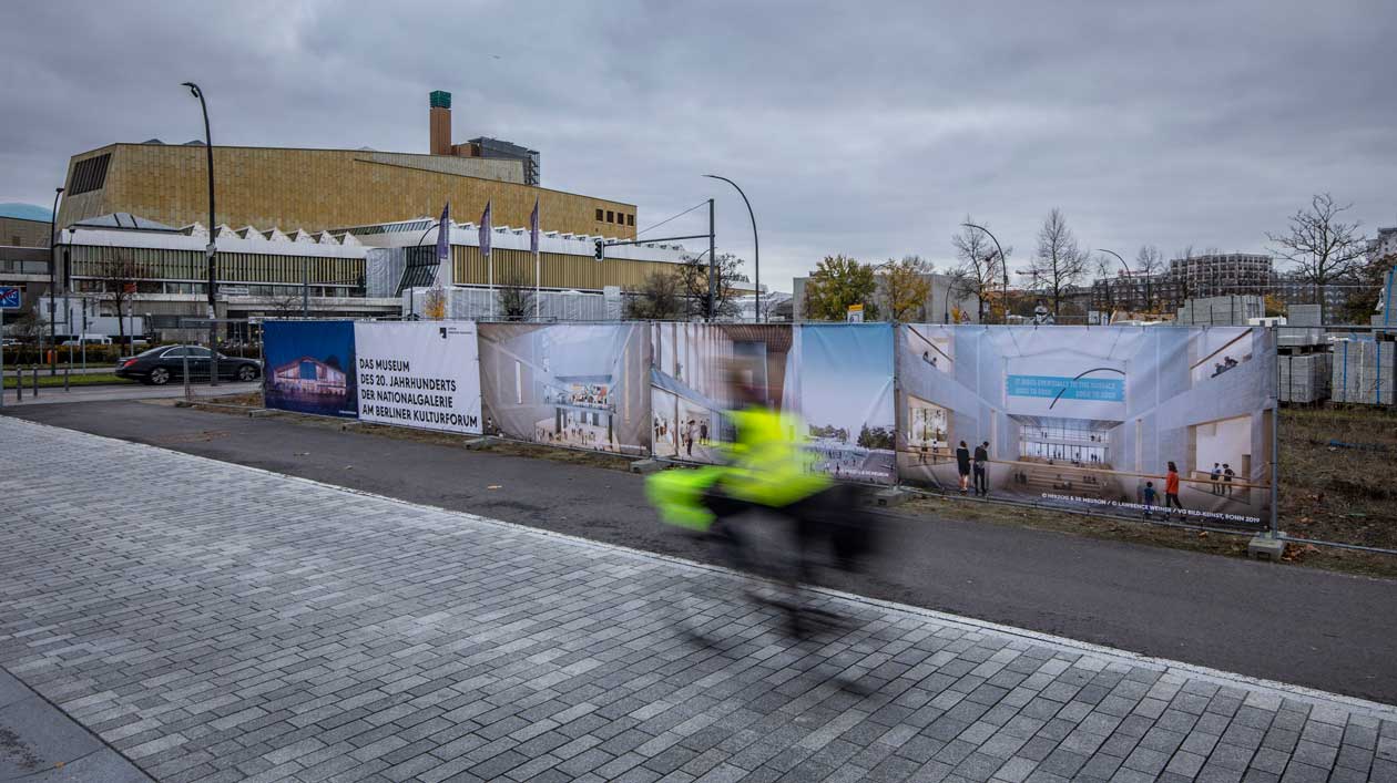 Blick auf einen Bauzaun am Kulturforum, der mit Plakaten behängt ist