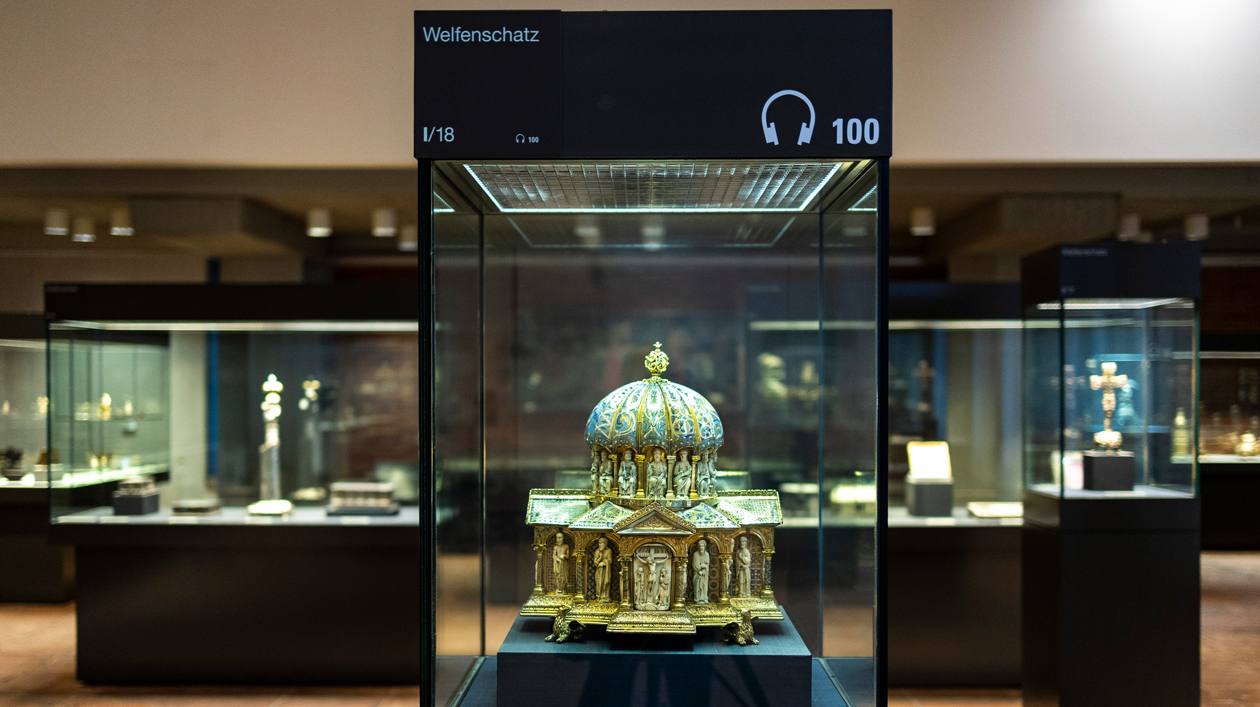 Welfenschatz in the Kunstgewerbemuseum Exhibition hall with multiple showcases