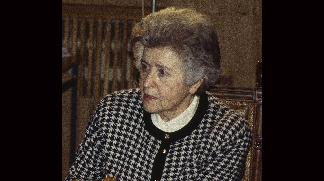 Irina Antonova 1994 in Moskau bei einem Besuch von Experten der Staatlichen Museen zu Berlin Frau mit schwarz-weiß gemusterter Jacke