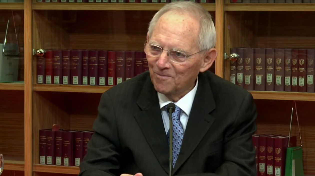Wolfgang Schäuble Porträt eines Mannes vor einem Bücherregal