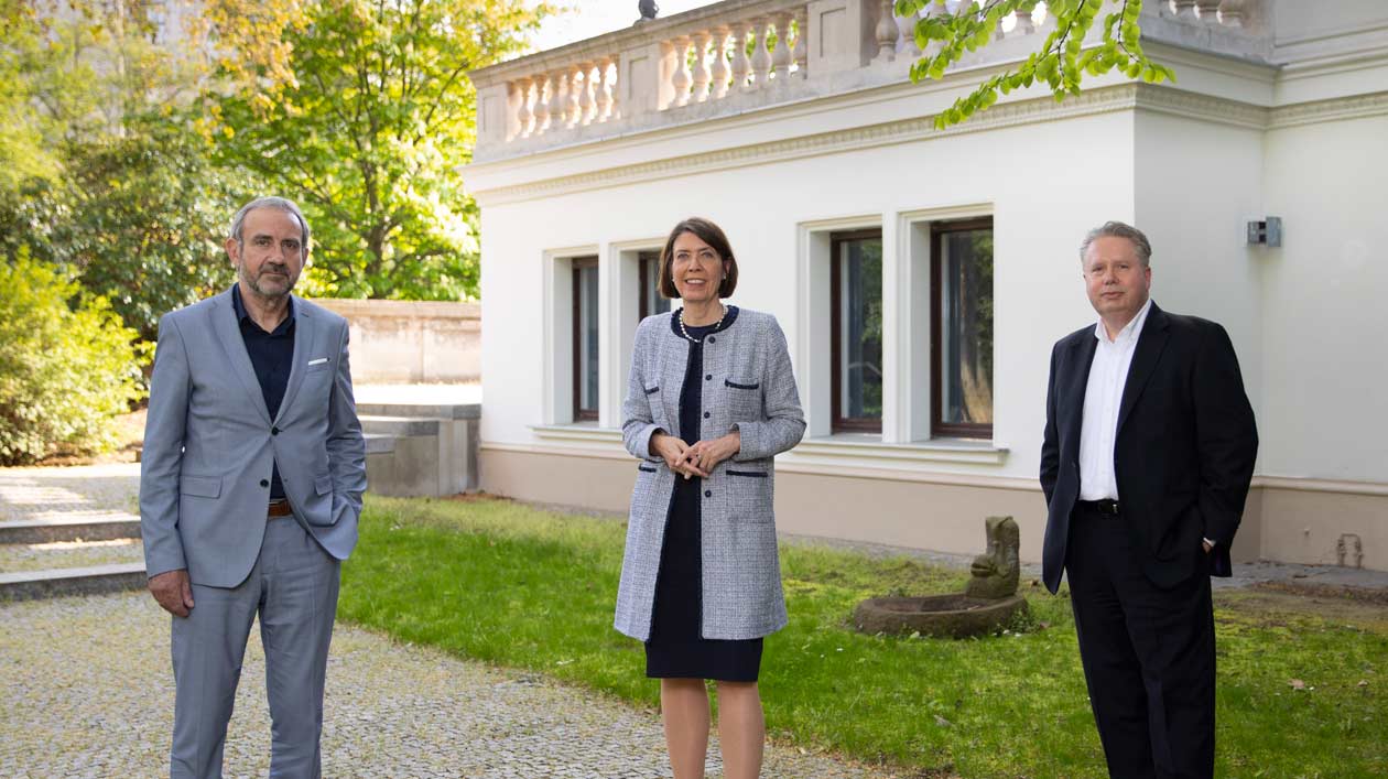 From left: Hermann Parzinger, Helen Müller, Thorsten Strauß Three people standing in a villa's garden