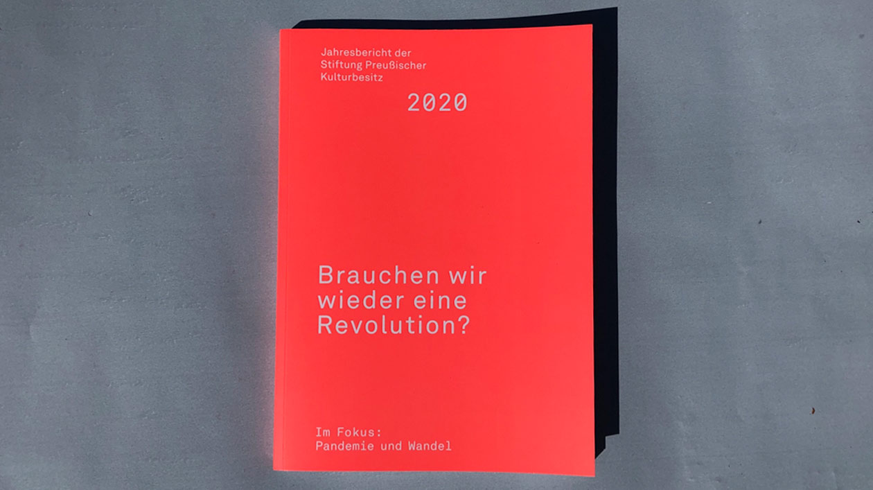Cover SPK-Jahresbericht 2020 Knallrotes Cover eines Jahresberichts