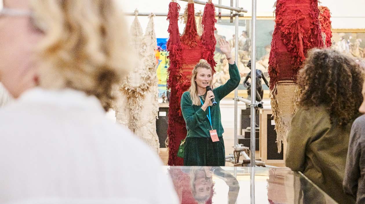 2020 Sydney Biennale Benfactors Launch Eine Frau spricht auf einer Ausstellung mit moderner Kunst