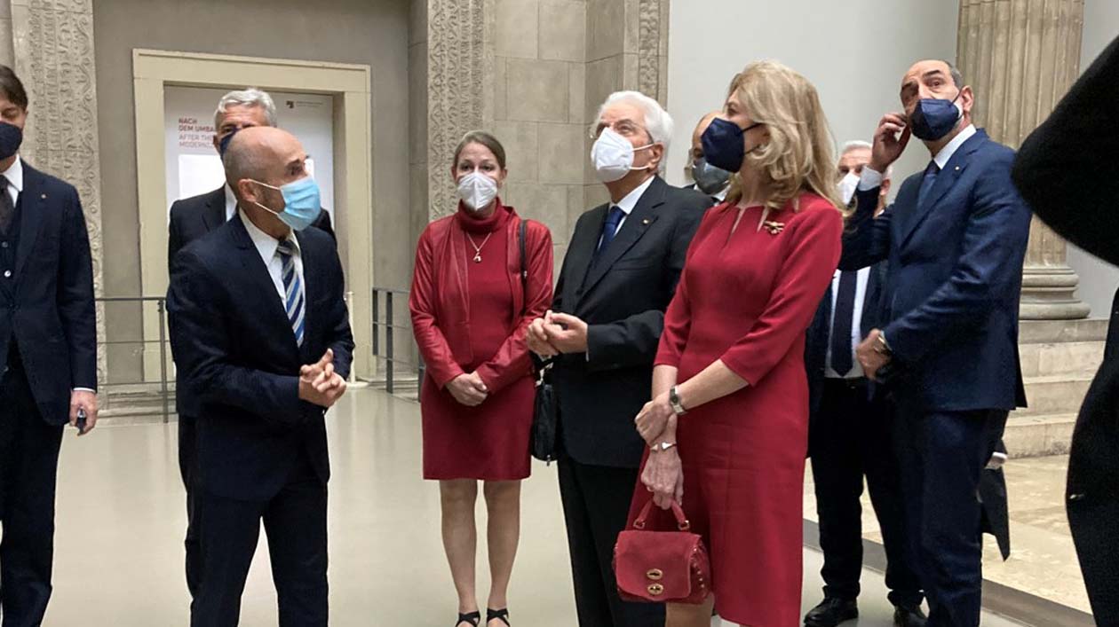 Martin Maischberger, Friederike Seyfried, Sergio Mattarella, Laura Mattarella People in a museum