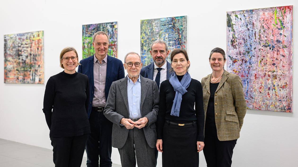 Gruppenfoto anlässlich der Vertragsunterzeichnung im Atelier Richter