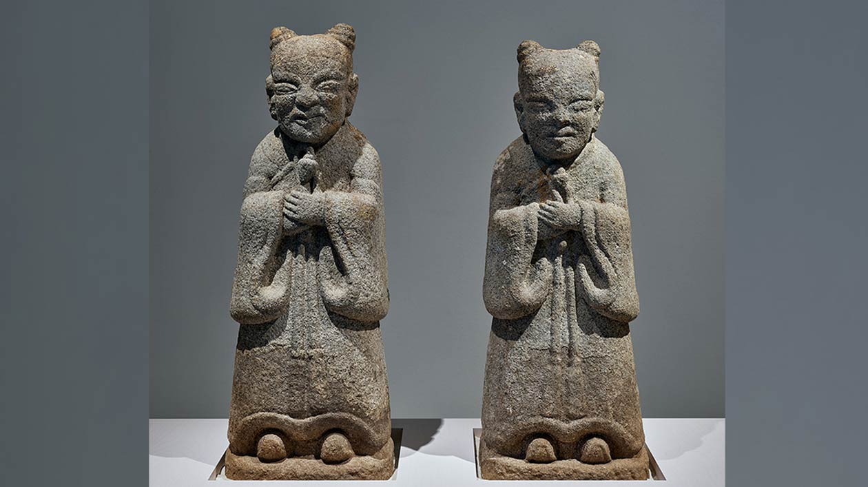 View of the exhibition area "Art from Korea" at the Humboldt Forum. Two stone sculptures from the Asian cultural area.