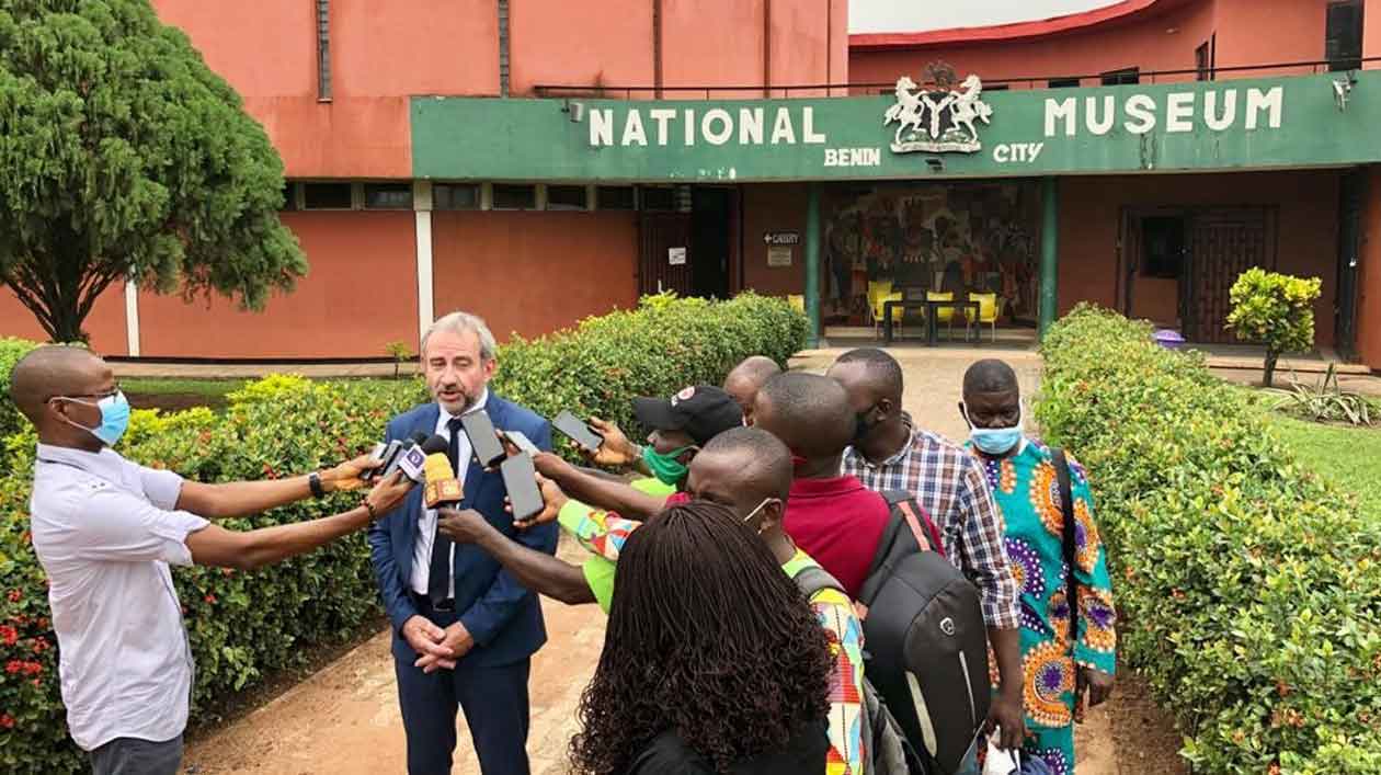 Parzinger in Nigeria Ein Mann wird von Reporter*innen interviewt.