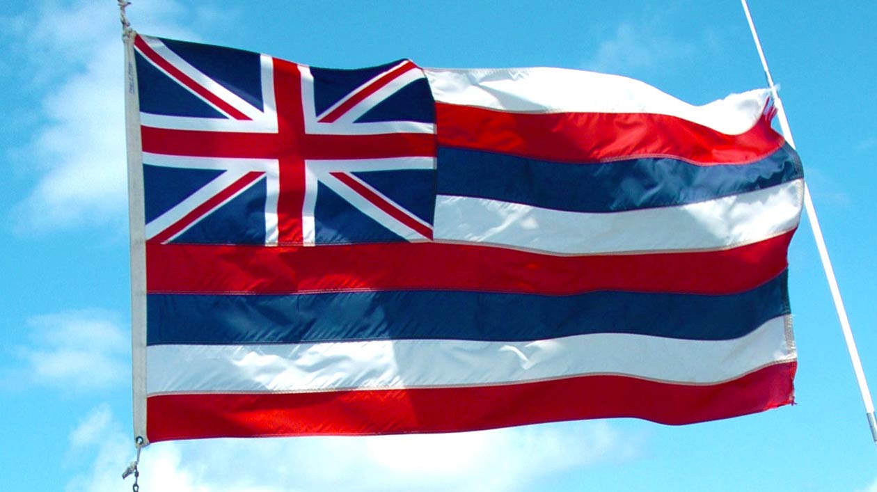 Nationalflagge Hawaii Blau-Weiß-Rot gestreifte Flagge vor blauem Himmel