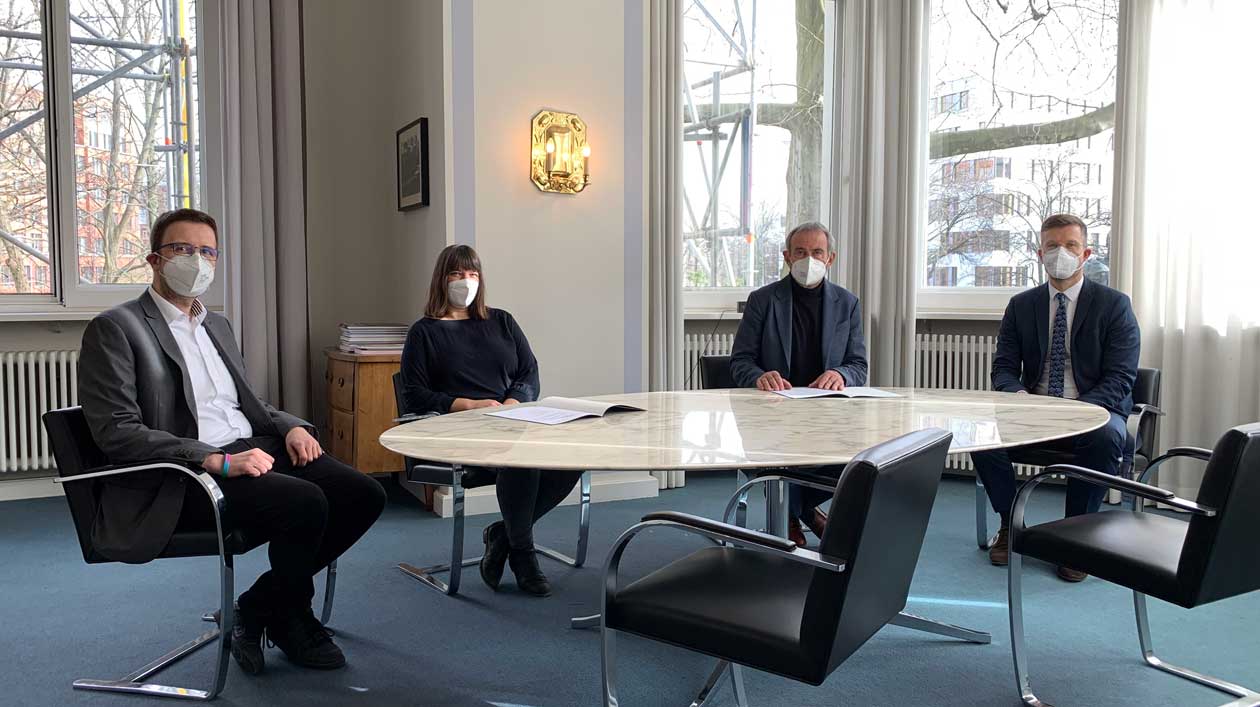 Christoph Müller, Lara Rossi, Hermann Parzinger, Gero Dimter Four People sitting at a table in an office