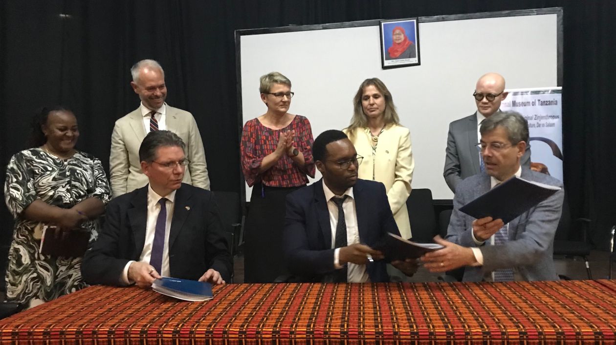 Vertragsunterzeichnung für gemeinsame Sonderausstellung Tansania in Dar es Salaam.