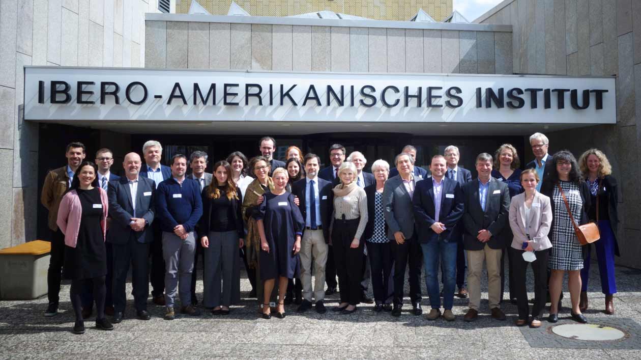 Gruppenfoto des Treffens europäischer Lateinamerikainstitute vor dem Eingang des Ibero-Amerikanischen Instituts Gruppenfoto vor einem Haus mit der Aufschrift "Ibero-Amerikanisches Institut"