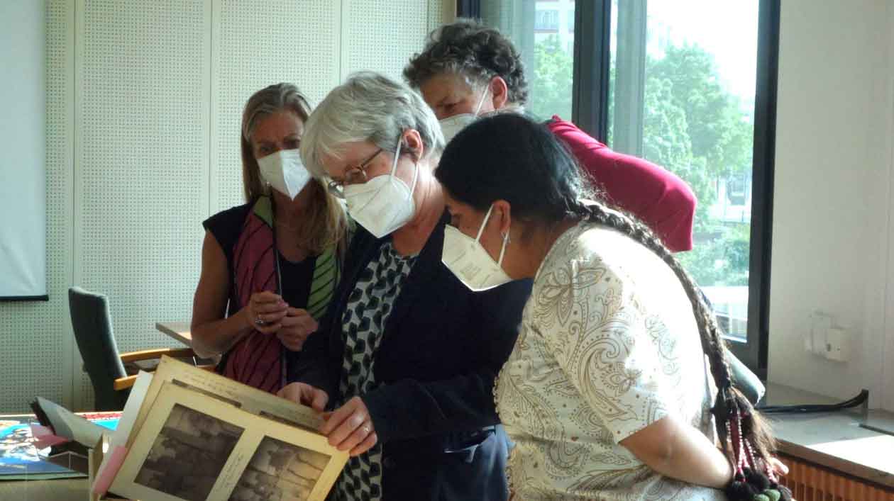 Elvira Espejo Ayca Mehrere Personen sehen sich ein Dokument an