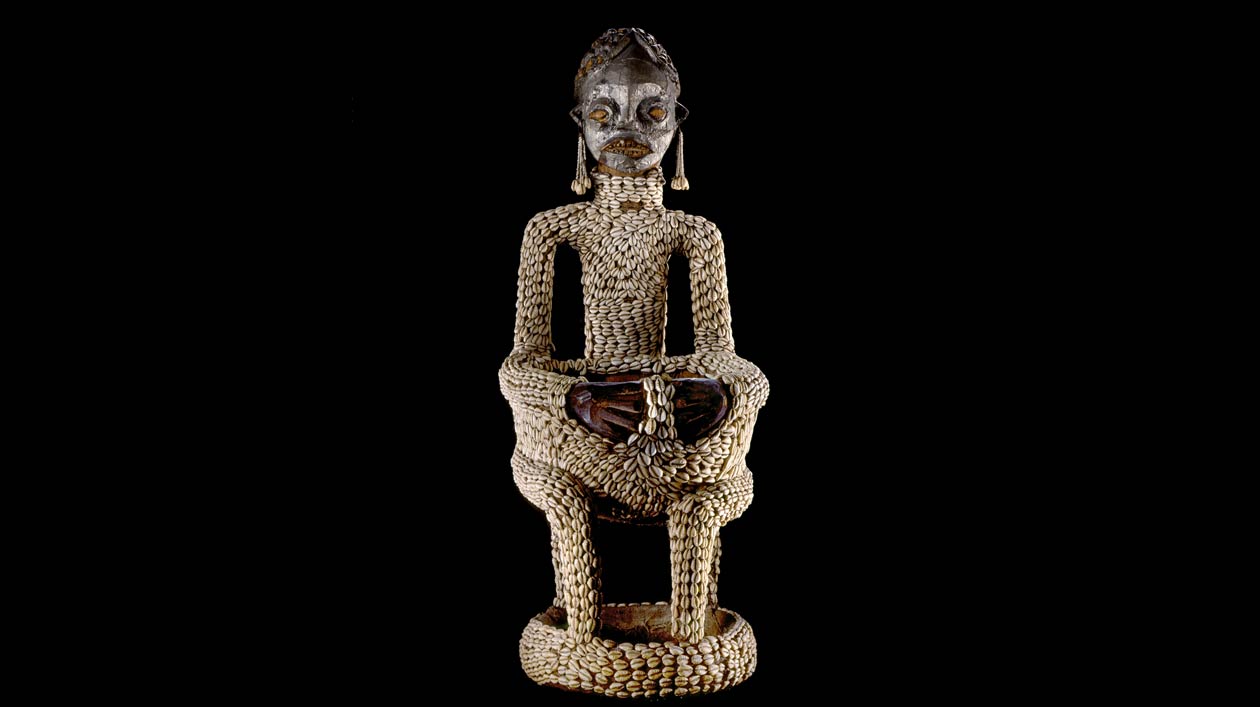 Menschliche Skulptur, sitzend, auf dem Schoß eine Schüssel haltend