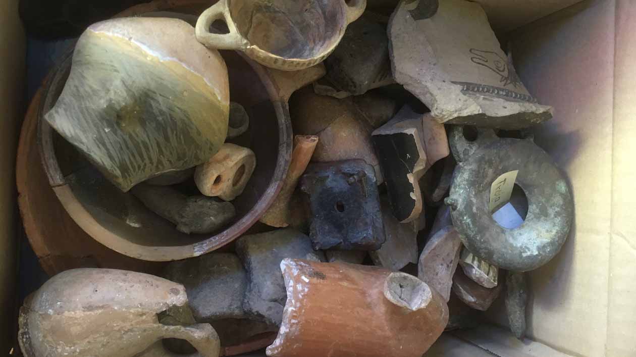 Fund aus der Ruine © Staatliche Museen zu Berlin Blick in eine Kiste mit antiker Keramik