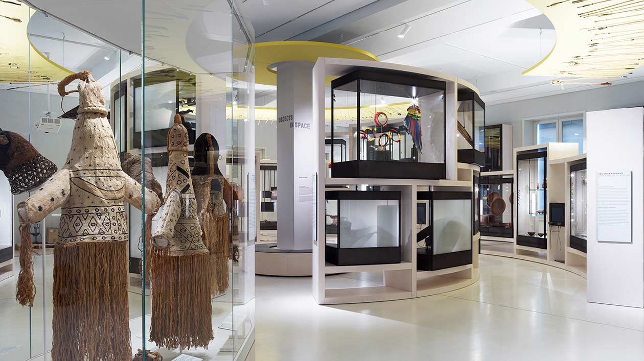 Ansicht des Ausstellungsbereichs „Ein Rundhaus als Spiegel der Welt. Vom Ursprung und Leben der Dinge in Amazonien" des Ethnologischen Museums im Humboldt Forum Ausstellungsansicht im Amazonien-Modul des Humboldt Forum