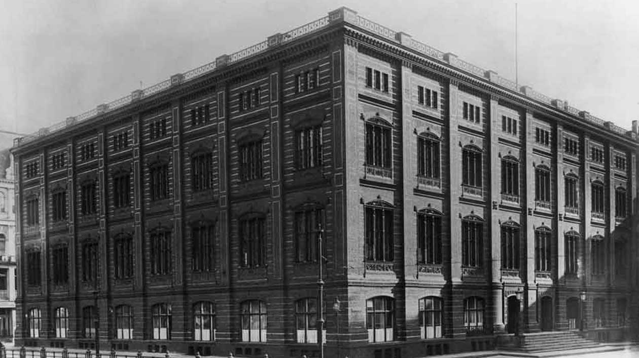 Black and white photo of a building