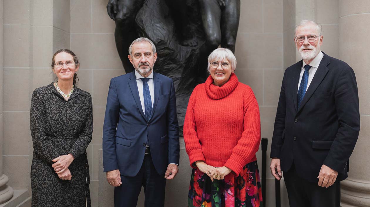 Vier Personen posieren für ein Foto