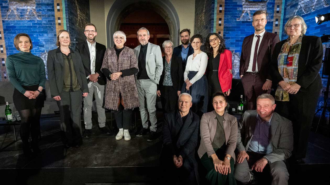 Gruppenfoto zum SPK-Jahresempfang 2023 vor dem Ishtar-Tor im Pergamonmuseum