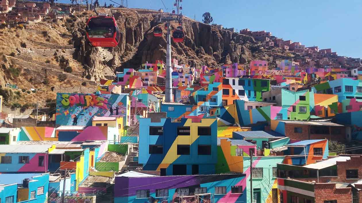 Wandbilder im Viertel Chualluma in La Paz, Bolivien Bunte Häuser an einem Berghang