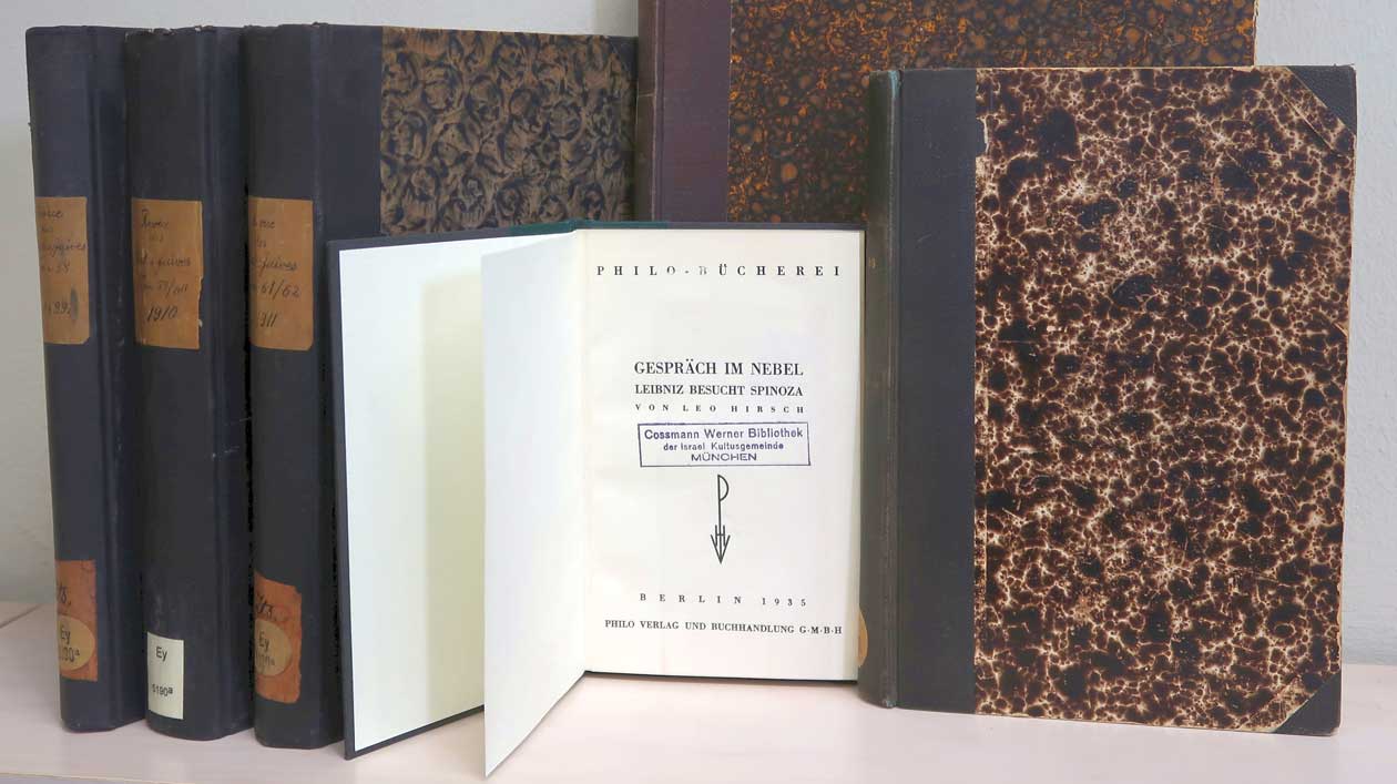 Restitution an die Israelische Kultusgemeinde München und Oberbayern Sechs alte Bücher, eines davon aufgeschlagen auf der Titelseite