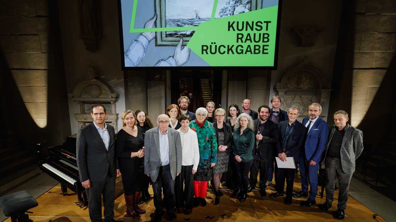 Gruppenfoto vor einer Leinwand