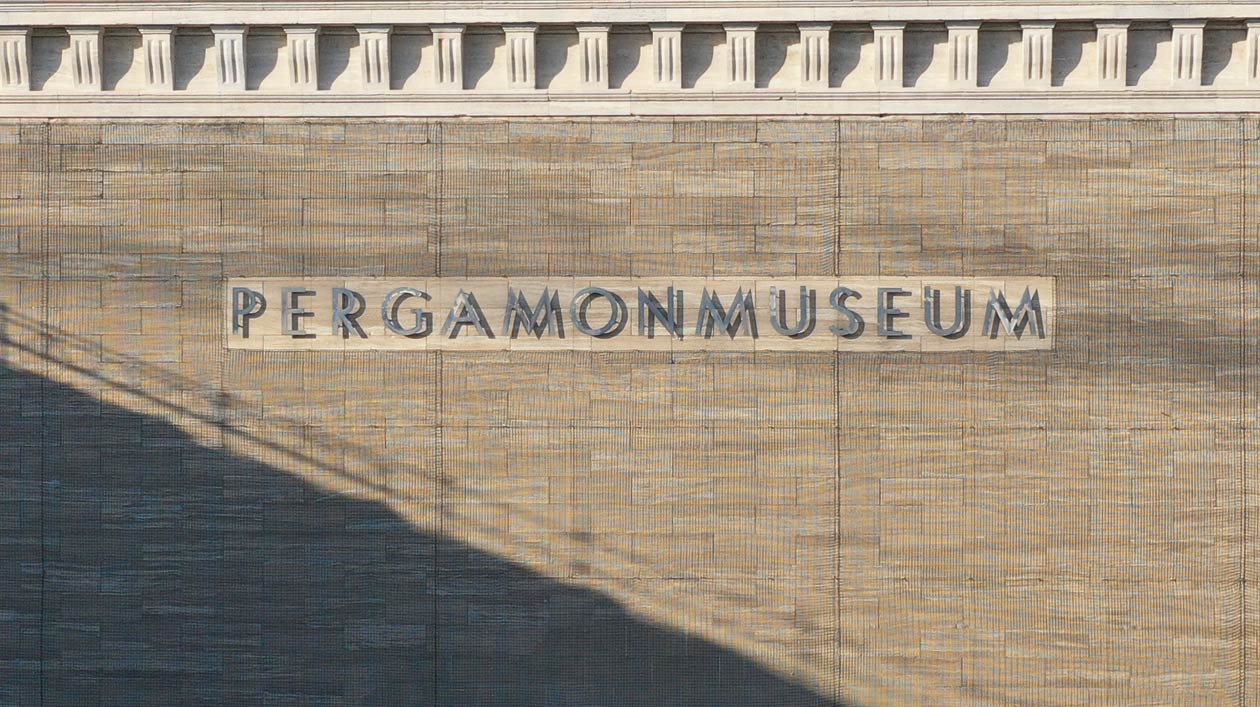 Schriftzug "Pergamonmuseum" an der Außenfassade