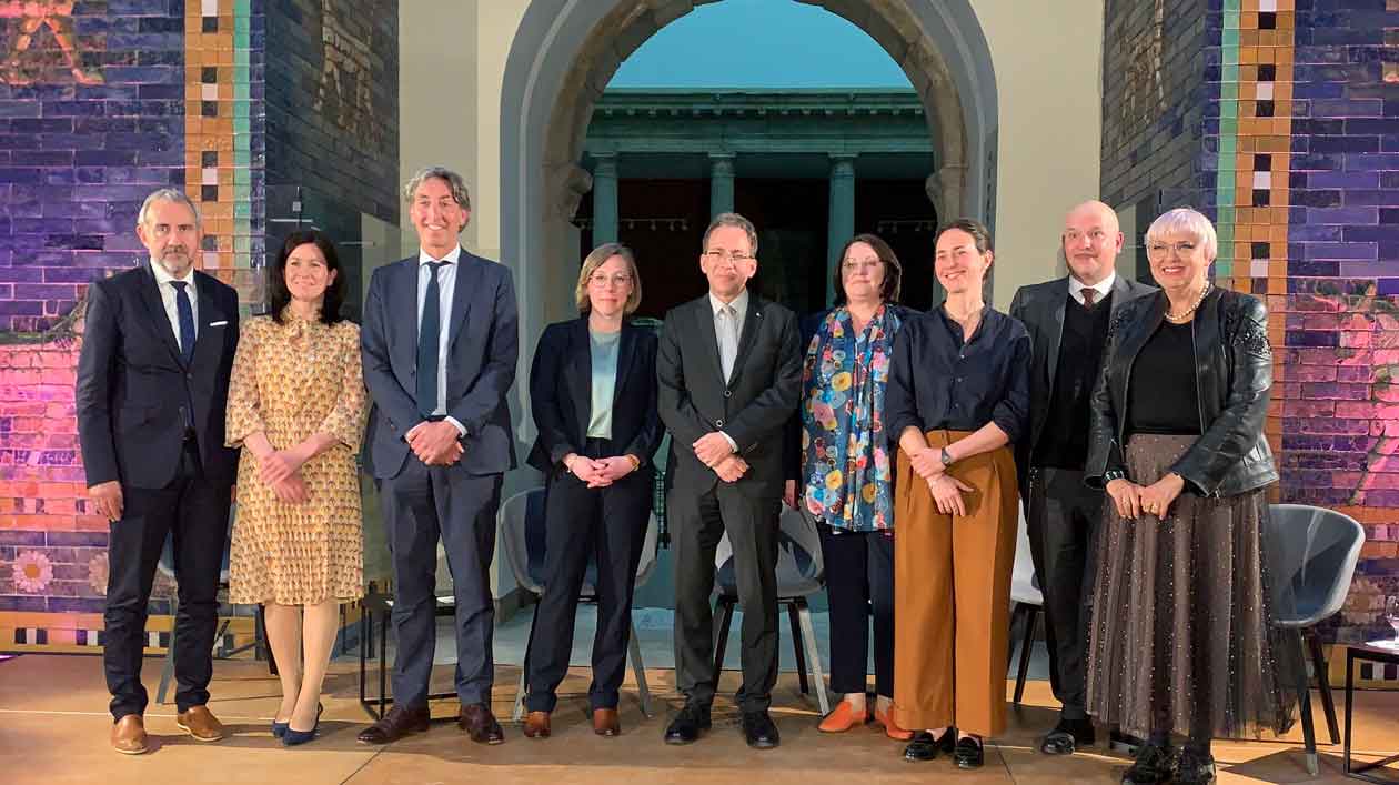 Gruppenfoto von 9 Personen in einem Museum