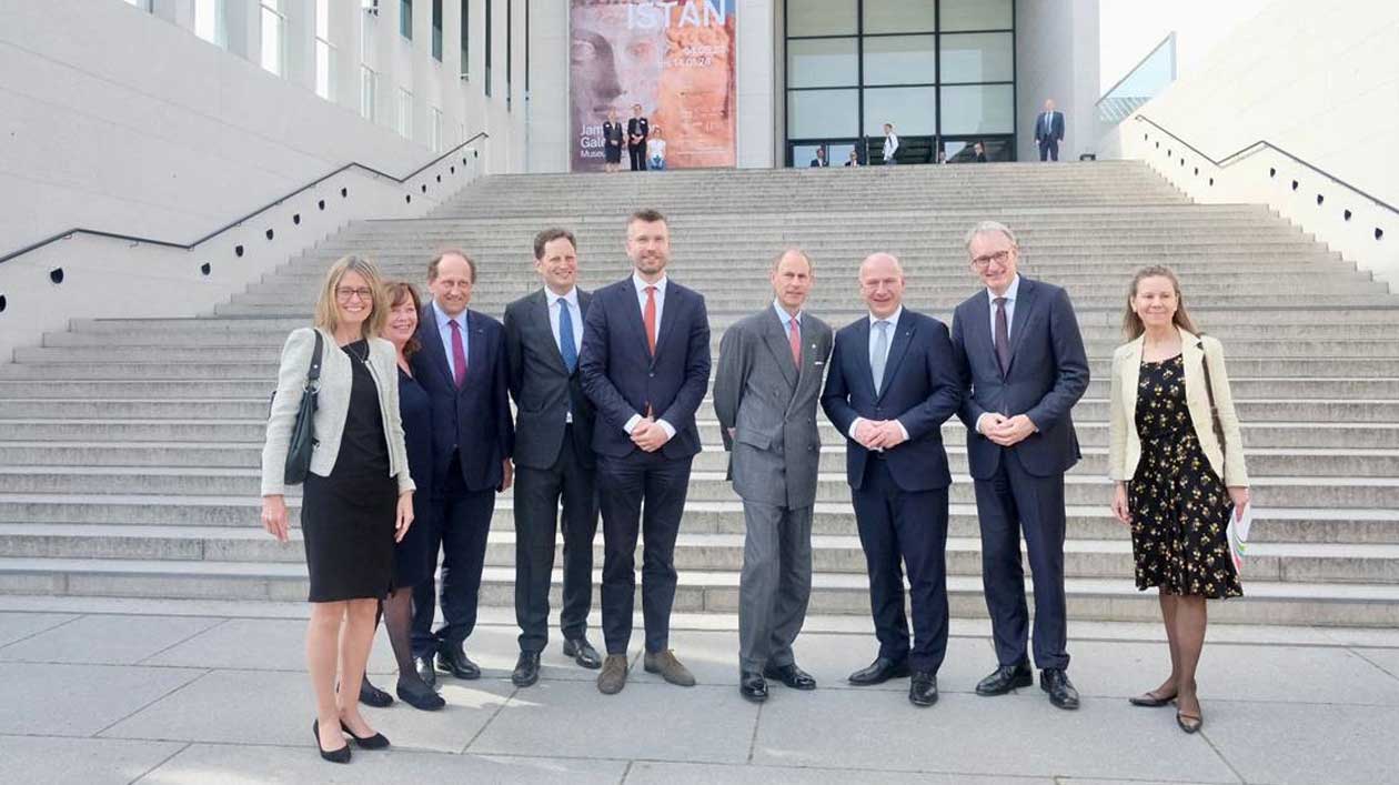 Gruppenfoto vor einer Treppe