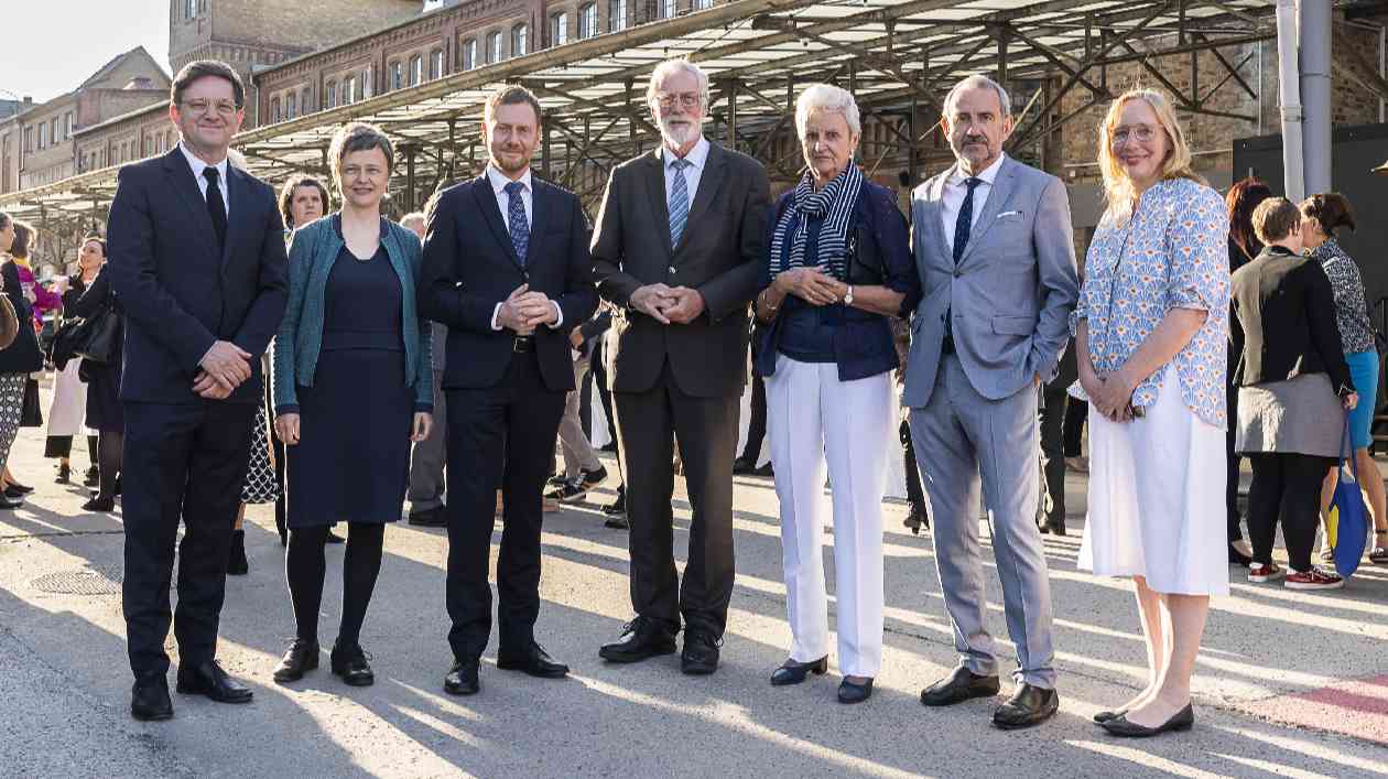(V.l.n.r.): Ingolf Kern (Direktor Medien, Kommunikation und Veranstaltungen SPK), Christine Lehman (Leitdes Glasmuseums Weißwasser), Michael Kretschmer, Rainer Robra, Meike Noll-Wagenfeld, Manuela Bursian (Vorstand der Kunststiftung Sachsen-Anhalt). Personengruppe in einem Innenhof