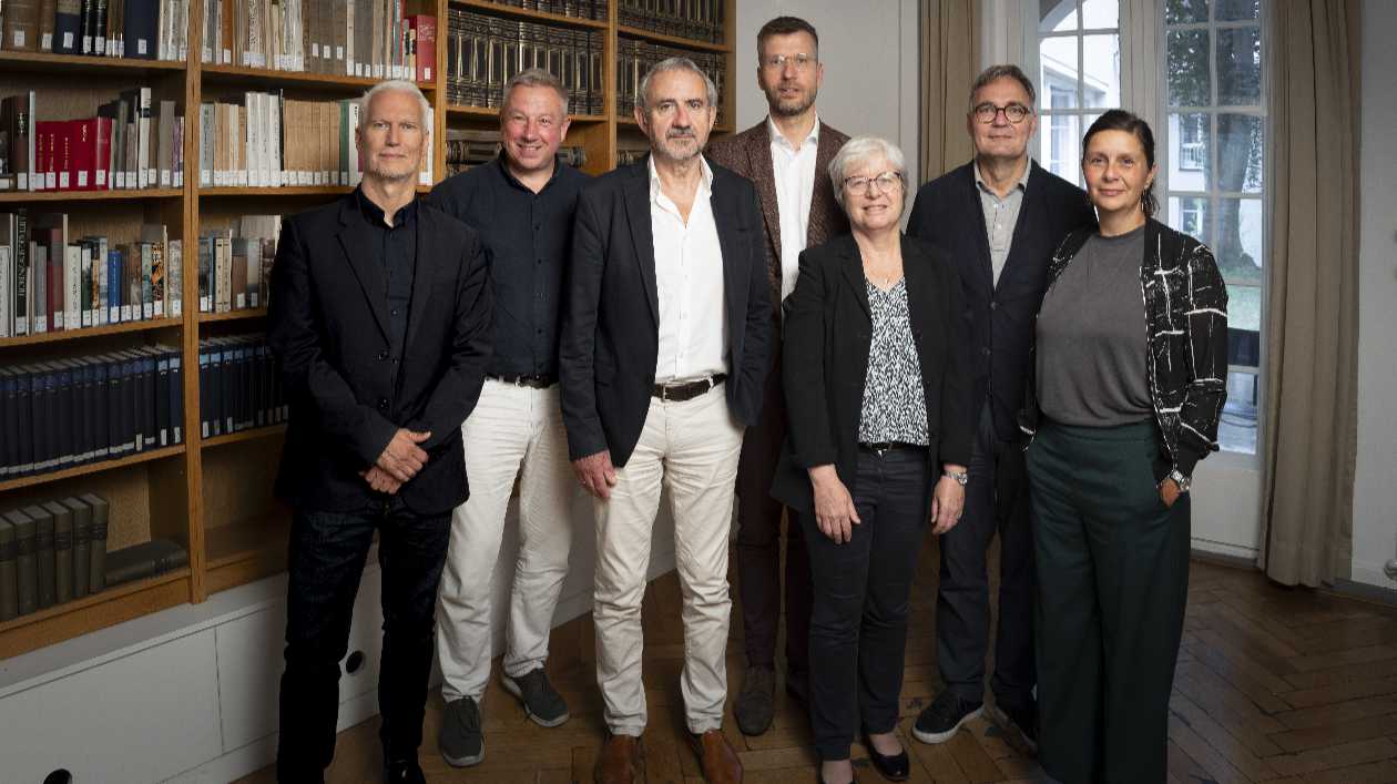 V.l.n.r.: Klaus Biesenbach, Matthias Wemhoff, Hermann Parzinger, Gero Dimter, Barbara Göbel, Achim Bonte und Patricia Rahemipour Personengruppe bestehend aus 5 Männern und 2 Frauen posiert für Gruppenfotografie