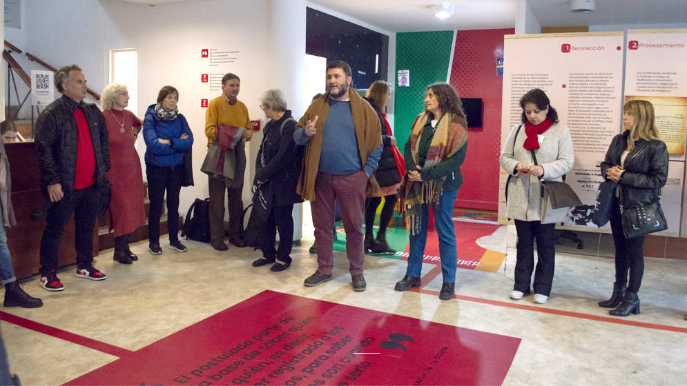 Eine Gruppe von Menschen steht in einem Ausstellungsraum