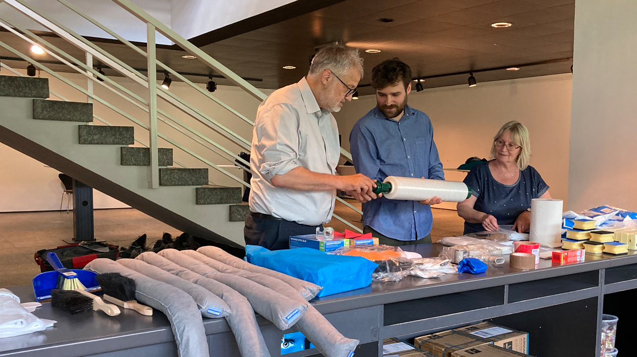 Gemeinsames Packen von Notfallkoffern