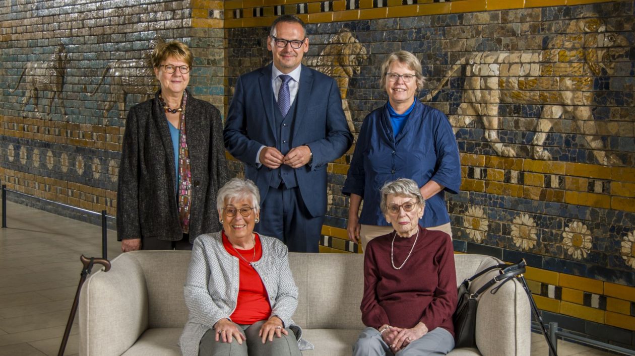 Ehemalige und amtierende Direktor:innen des Vorderasiatischen Museums Ehemalige und amtierende Direktor:innen des Vorderasiatischen Museums (v.l.n.r.): Beate Salje (*1948), Direktorin von 1998 bis 2014, Evelyn Klengel-Brandt (*1932), Direktorin von 1991 bis 1997, Marcus Hilgert (*1969), Direktor von 2014 bis 2018, Barbara Helwing (*1964), Direktorin seit 2019, Liane Jakob-Rost (*1928), Direktorin von 1978 bis 1991; © SPK / Staatliche Museen zu Berlin, Vorderasiatisches Museum, Foto: Olaf Teßmer