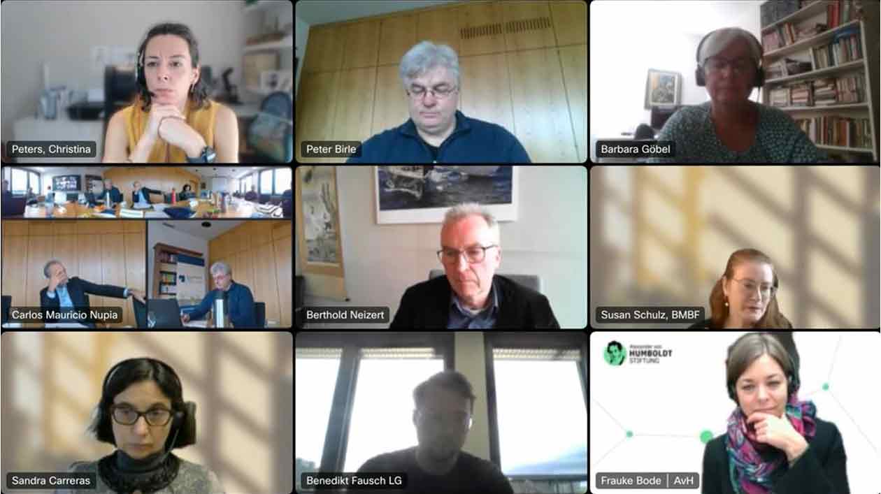 Screenshot eines digitalen Meetings mit 9 Personen