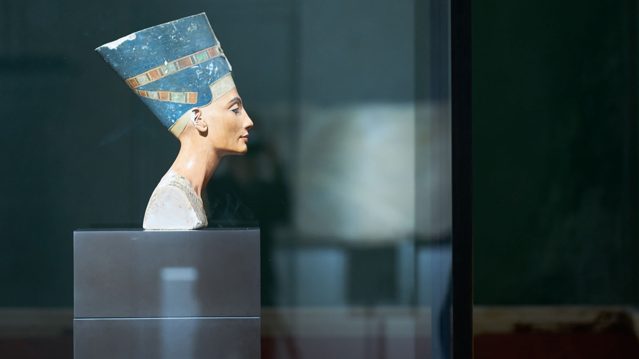 Büste der Nofretete, Neues Museum Büste der Nofretete im Neuen Museum Berlin im Profil