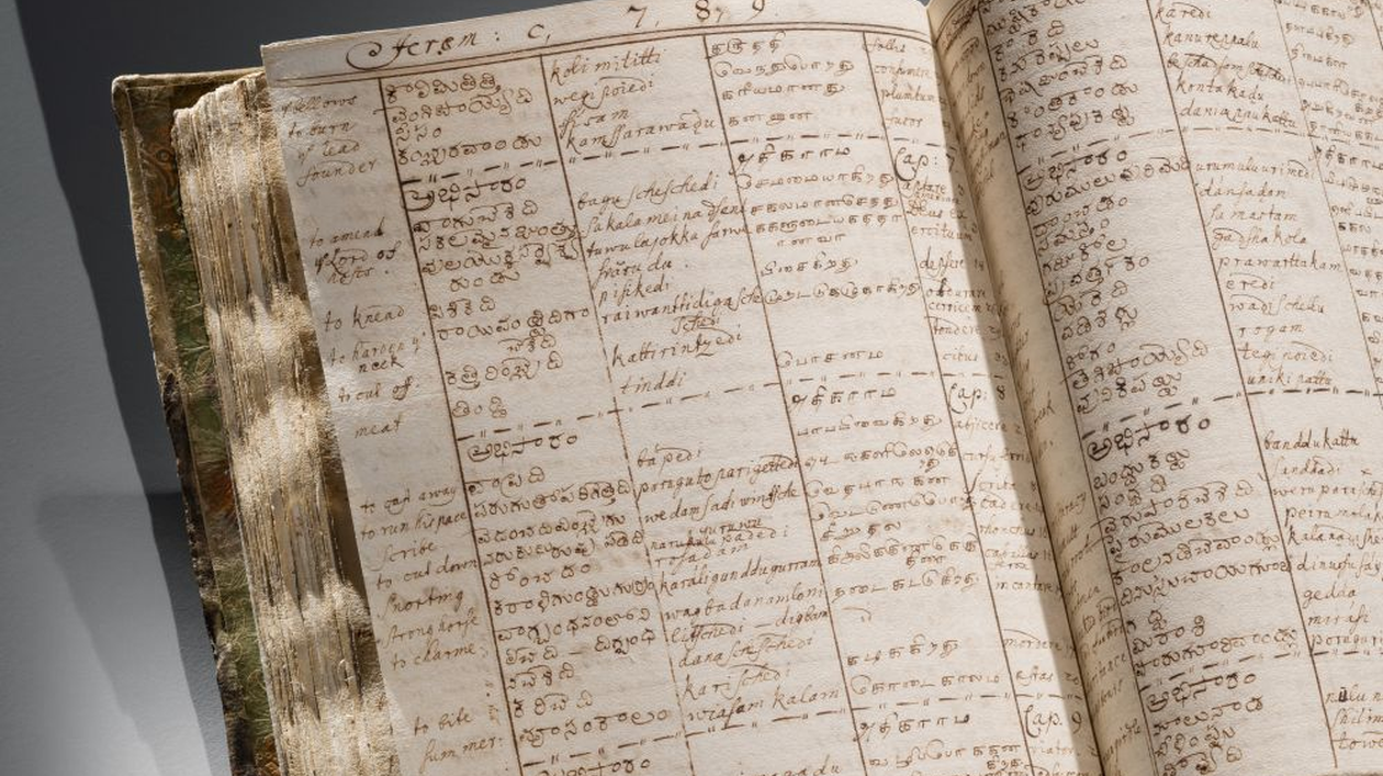 KEK Ein aufgeschlagenes Buch mit handschriftlichen Tabellen
