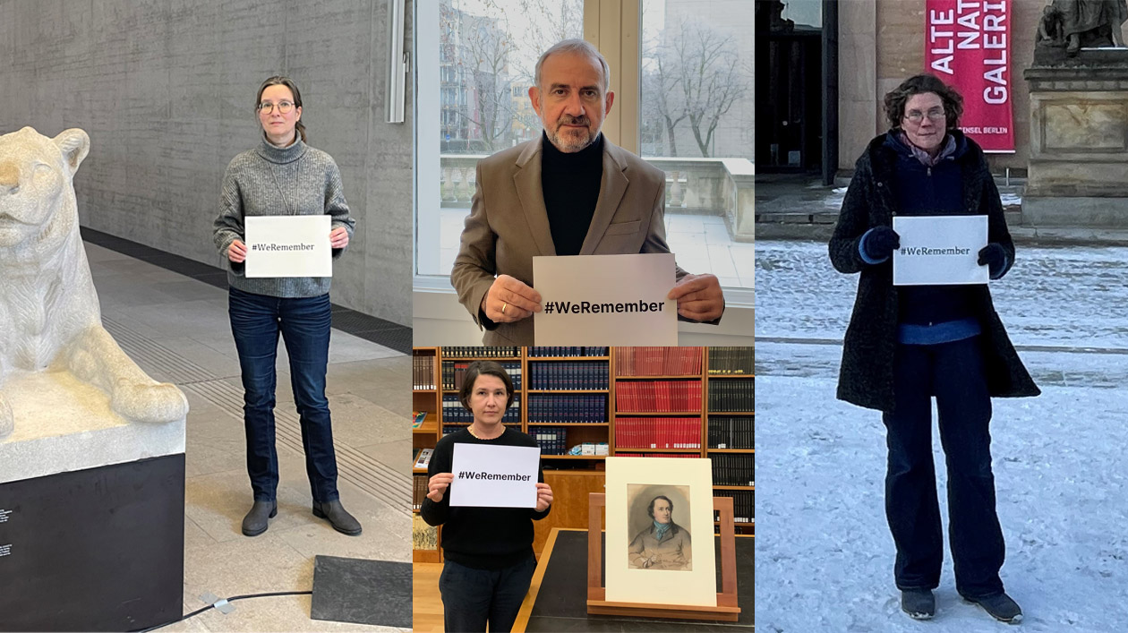 Fotomontage von vier Personen, die jeweils einen Zettel mit der Aufschrift We Remember hochhalten
