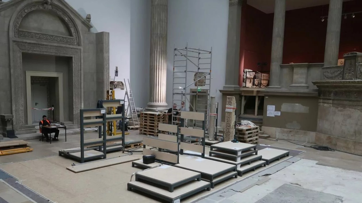 Bauarbeiten in einem Saal