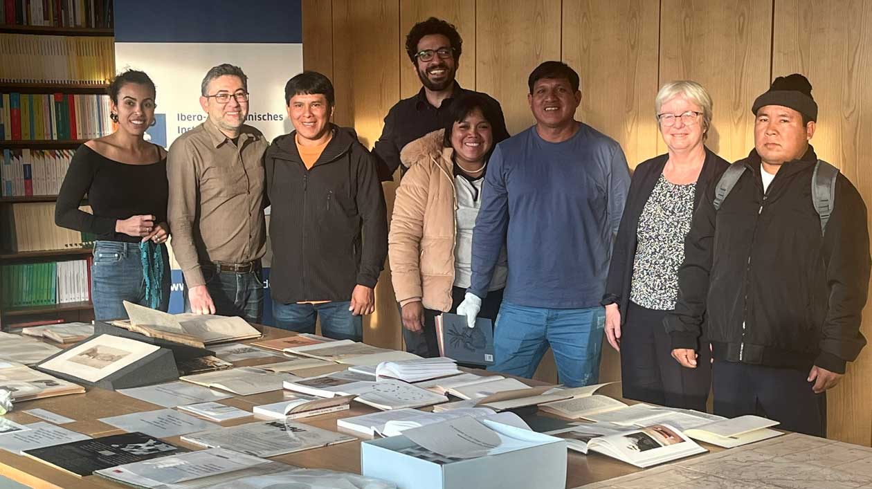 Xinguano-Besuch im IAI Gruppenfoto in einer Bibliothek