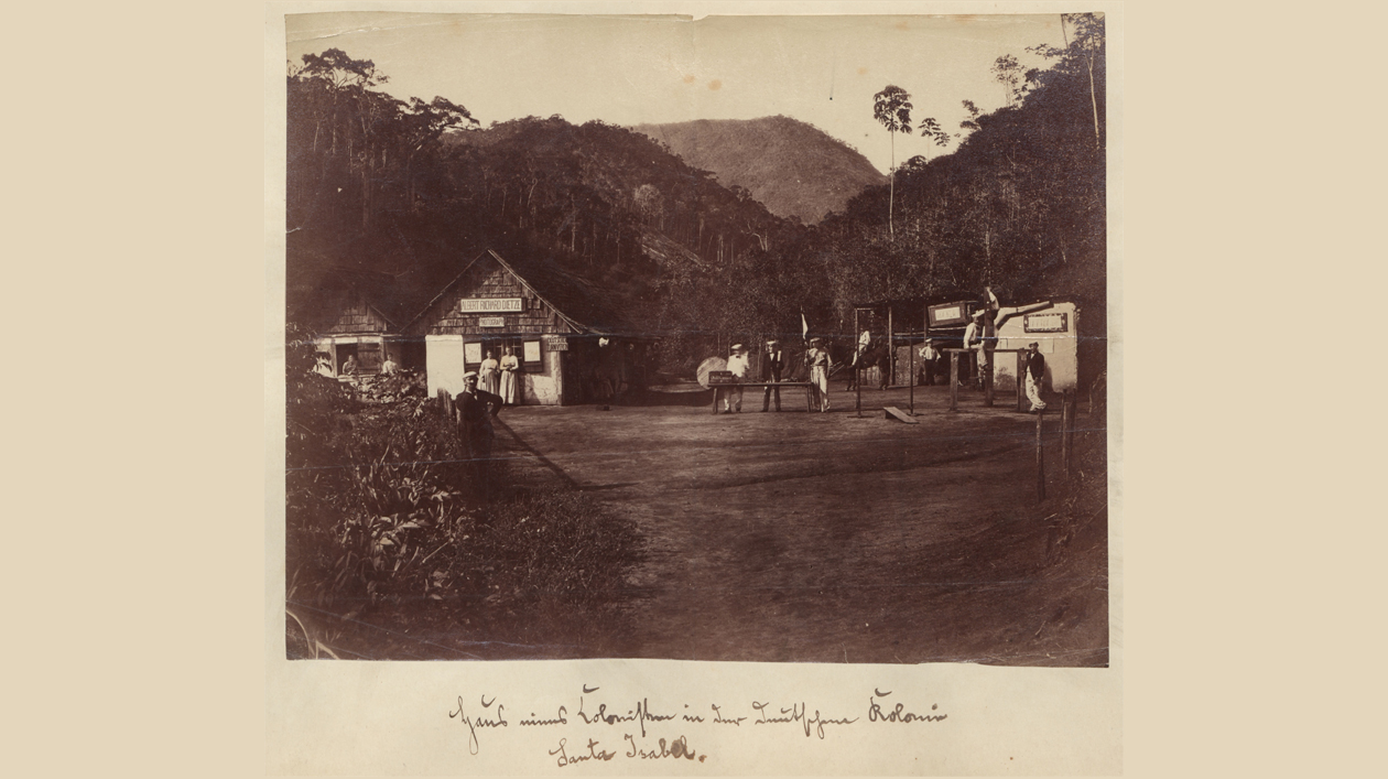 Albert Richard Dietzes Fotostudio Sepiaaufnahme eines Hauses